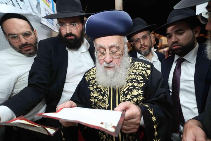 הרב-יצחק-יוסף-על-קבר-אביו-מרן-הרב-עובדיה-יוסף.-צילום-דוד-ארזני-9-scaled